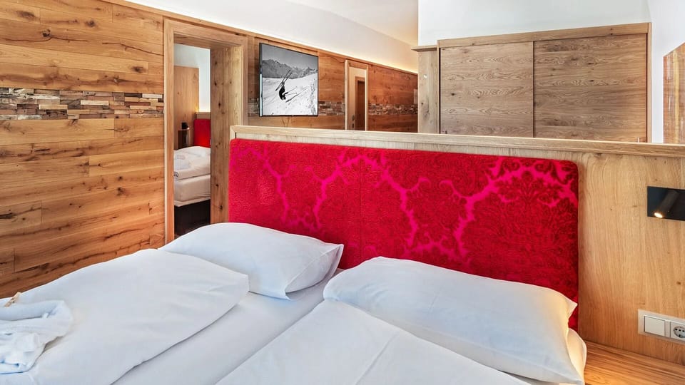 Family Suite | In-room safe, desk, soundproofing, free WiFi