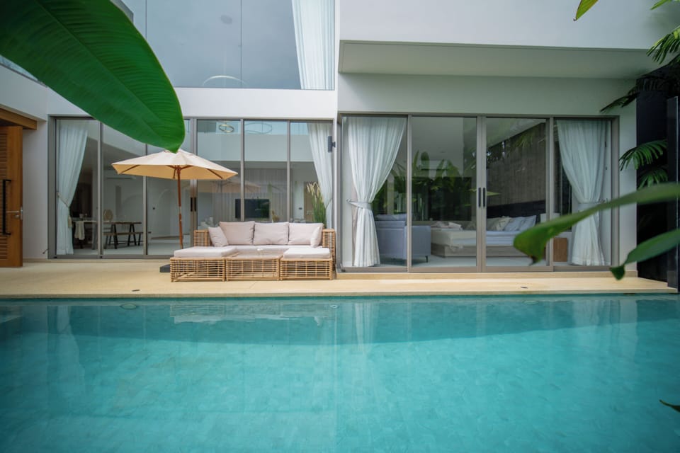 Outdoor pool, pool umbrellas, sun loungers