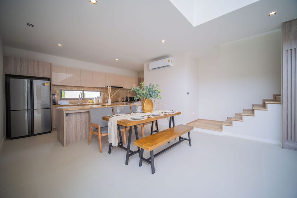 Deluxe Villa, Pool View | In-room dining