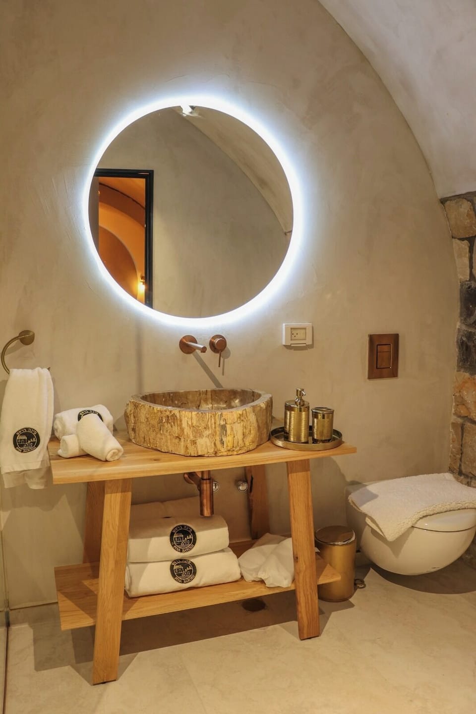 Luxury Double Room | Bathroom | Shower, free toiletries, hair dryer, slippers