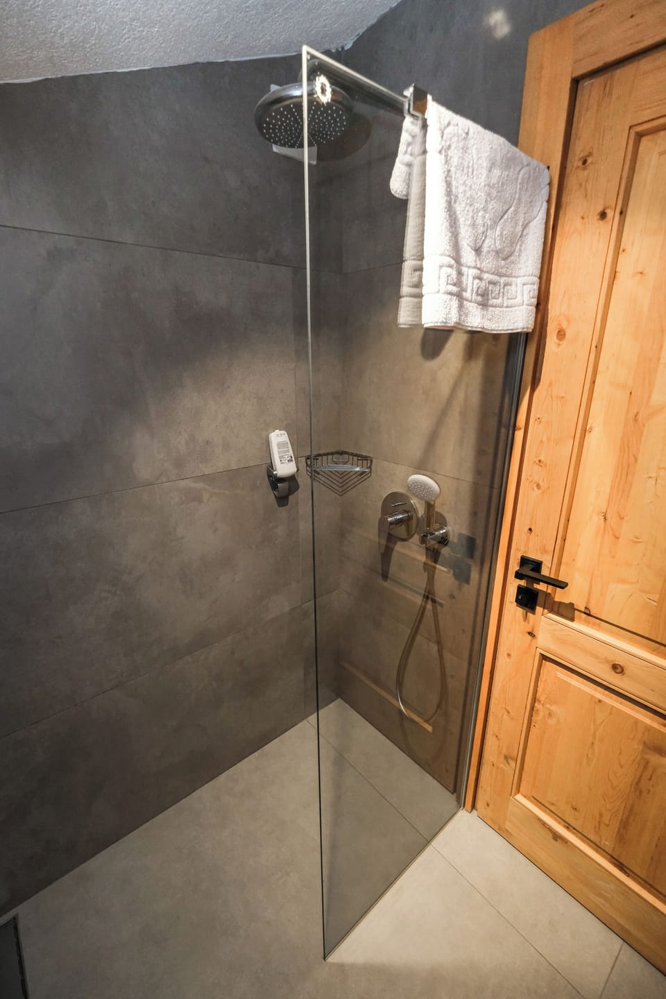 Panoramic Room | Bathroom | Shower, free toiletries, hair dryer, slippers