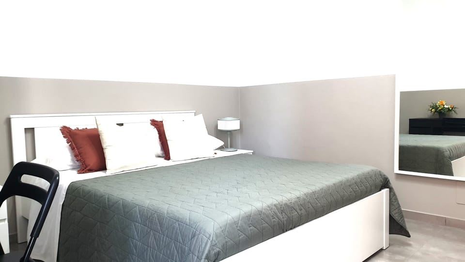 2 bedrooms, iron/ironing board, WiFi (free)