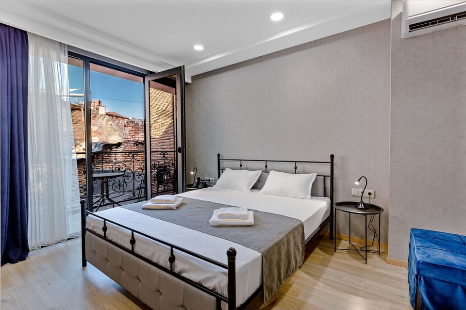 Deluxe Double Room | Premium bedding, in-room safe, desk, laptop workspace