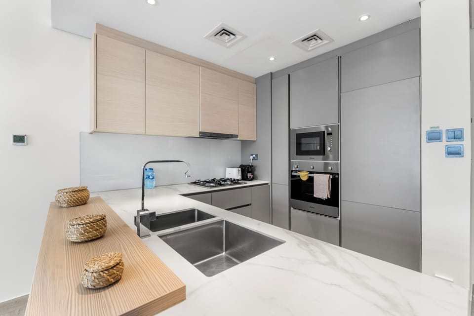 Classic Apartment, Balcony, City View | Private kitchen | Fridge, microwave, oven, stovetop