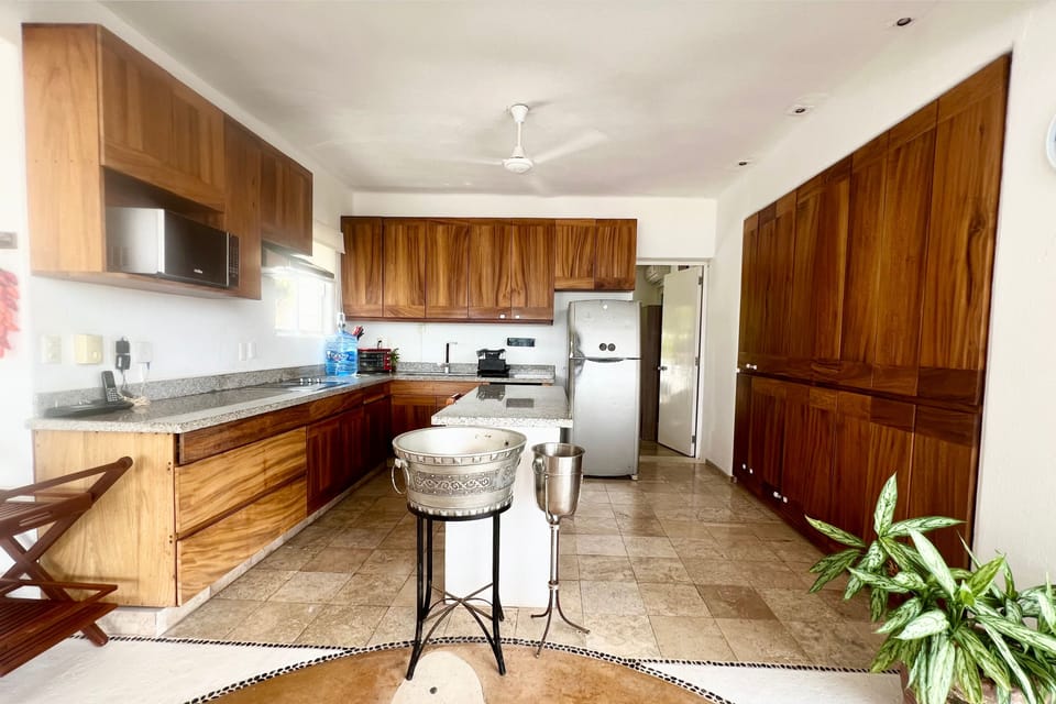 Toaster, cookware/dishes/utensils