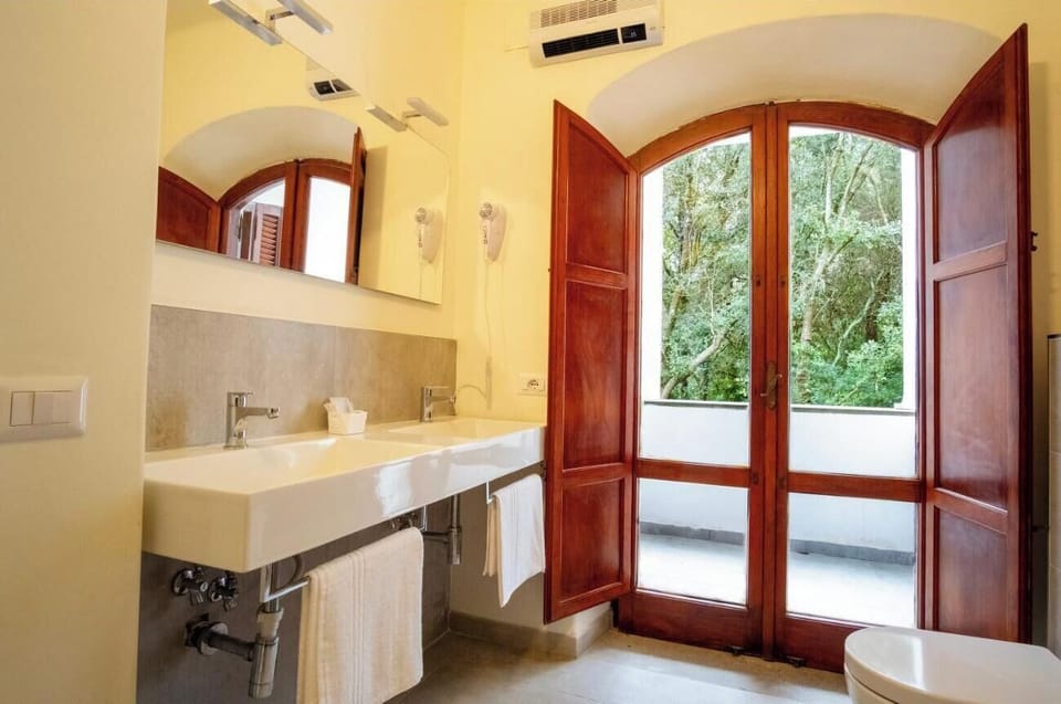 Comfort Double Room | Bathroom | Hair dryer, towels, soap, shampoo