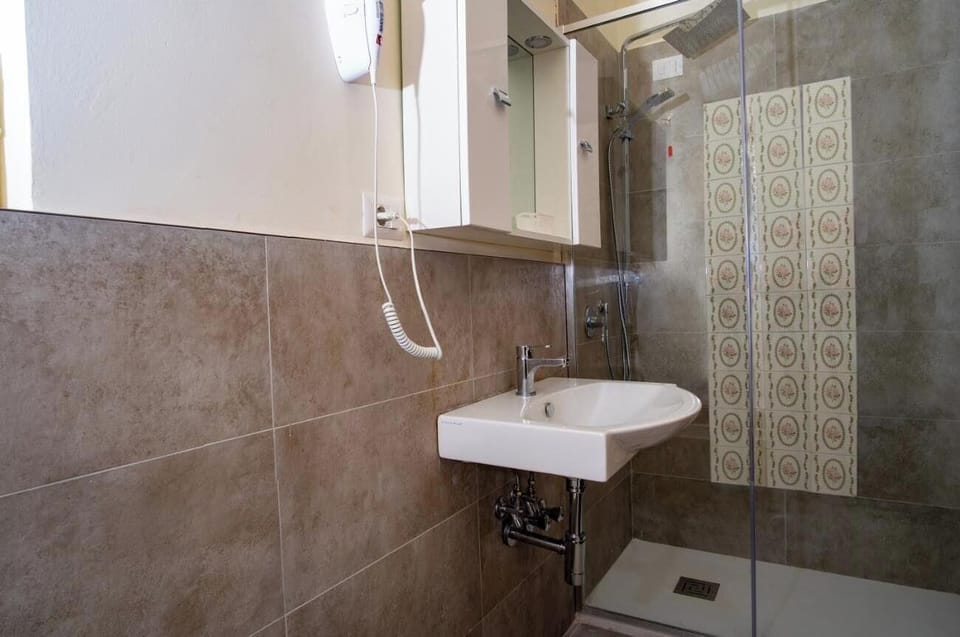 Room, Garden View | Bathroom | Hair dryer, bidet, towels, soap