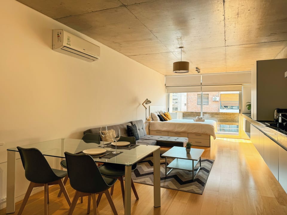 Deluxe Studio, Balcony, City View | Dining room