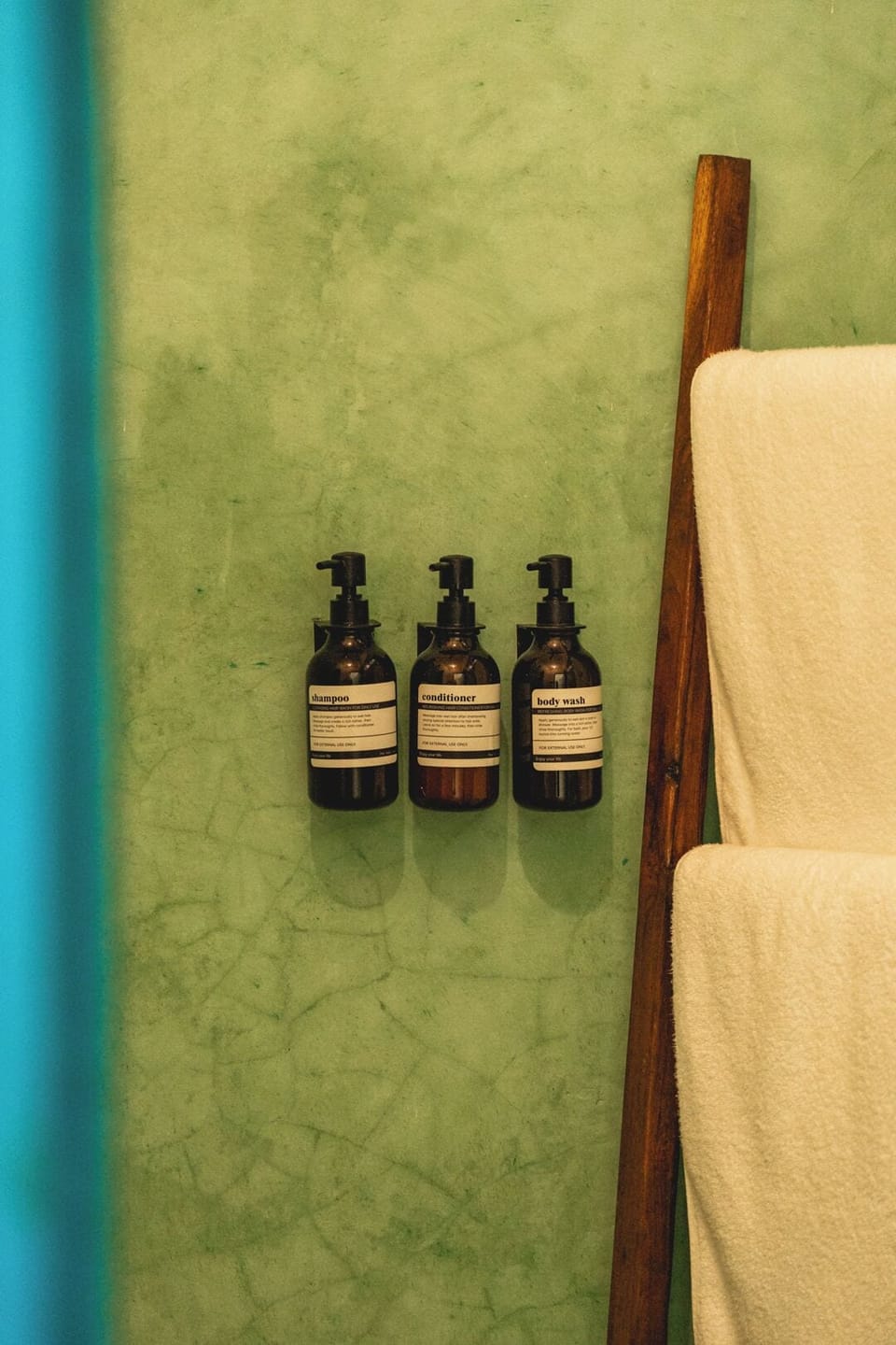 Design Suite | Bathroom | Shower, towels, soap, shampoo