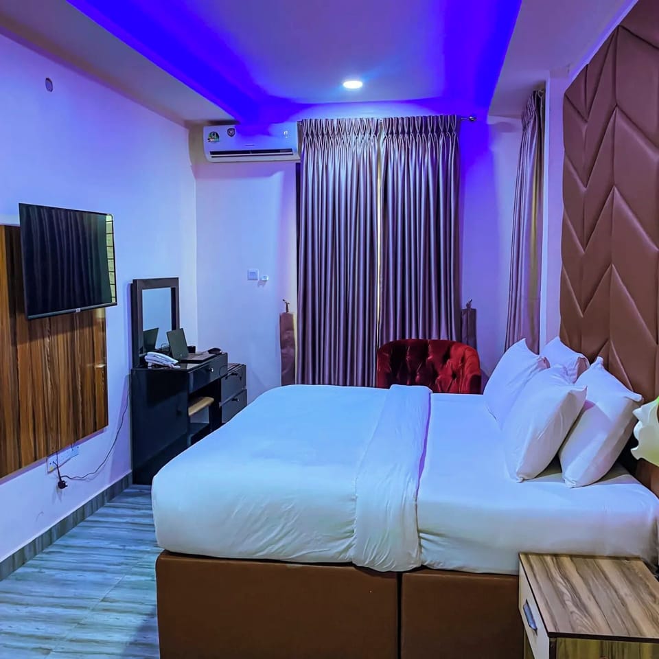 Family Room, Balcony, City View | Desk, laptop workspace, free WiFi