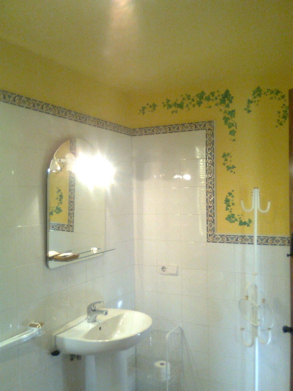 Double Room | Bathroom | Combined shower/tub, free toiletries, hair dryer, bidet