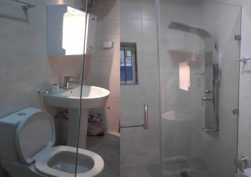 Bathtub, free toiletries, towels, soap