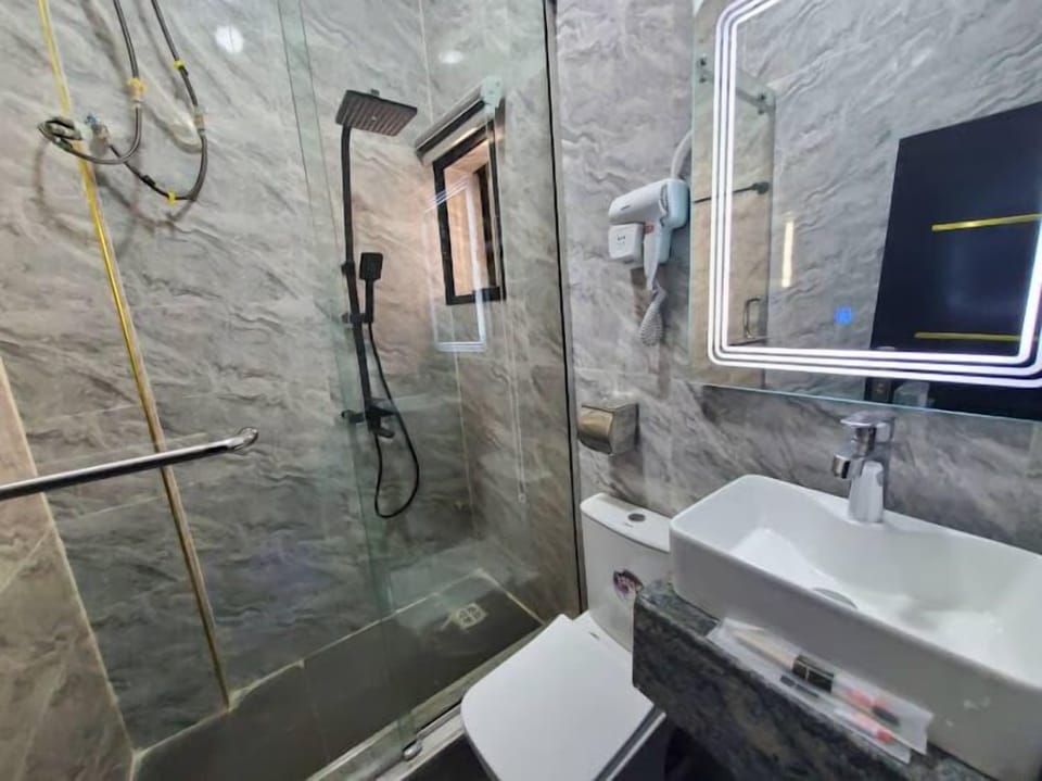 Deluxe Room, Balcony, City View | Bathroom | Free toiletries, hair dryer, towels, soap