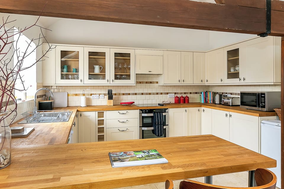 House, Garden View | Private kitchen | Electric kettle, toaster