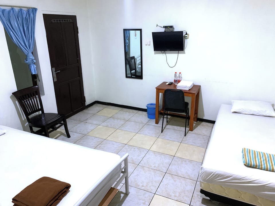 Family Triple Room | Desk, free WiFi, bed sheets