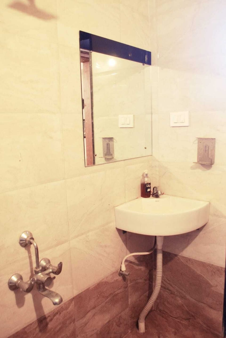 Deluxe Double Room | Bathroom | Shower, free toiletries, soap, shampoo