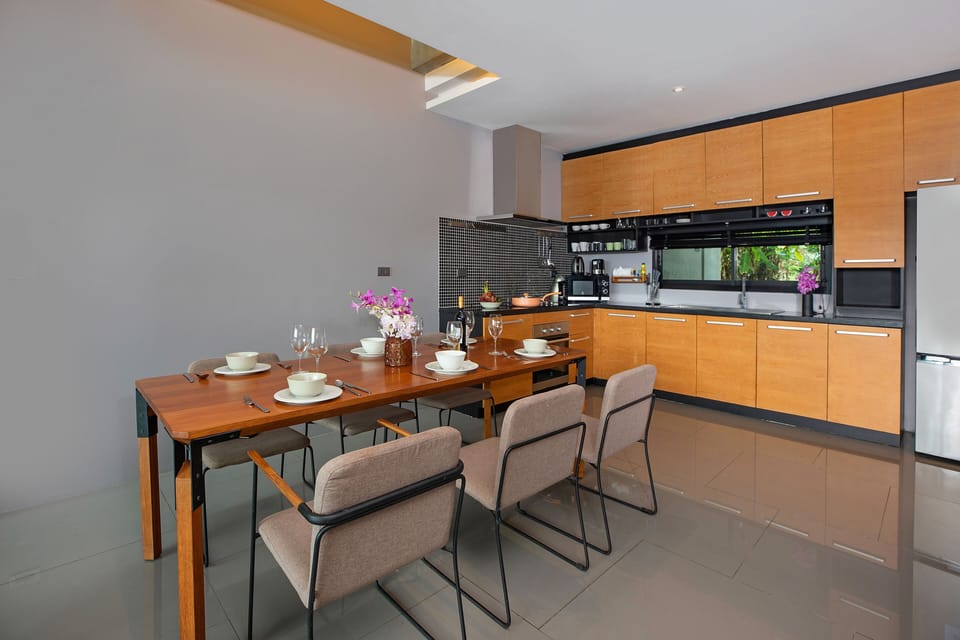 Design Villa, 4 Bedrooms, Private Pool, Lake View | In-room dining