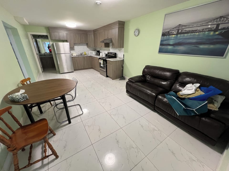 Deluxe Suite | Living area | 45-inch LED TV with cable channels, heated floors