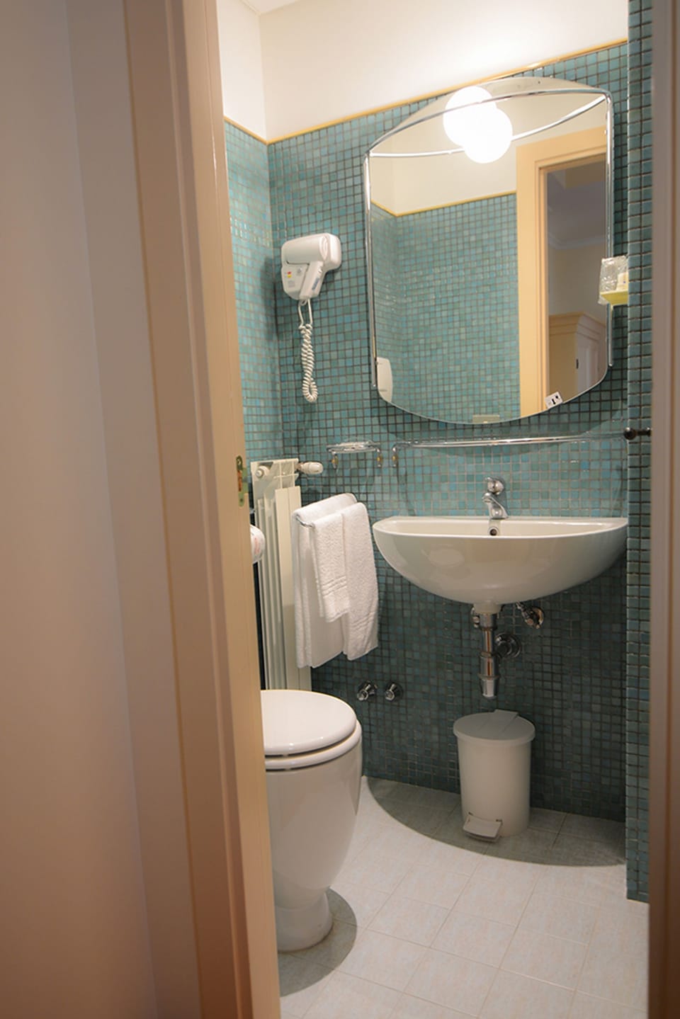 Single Room (Small) | Bathroom | Eco-friendly toiletries, hair dryer, towels