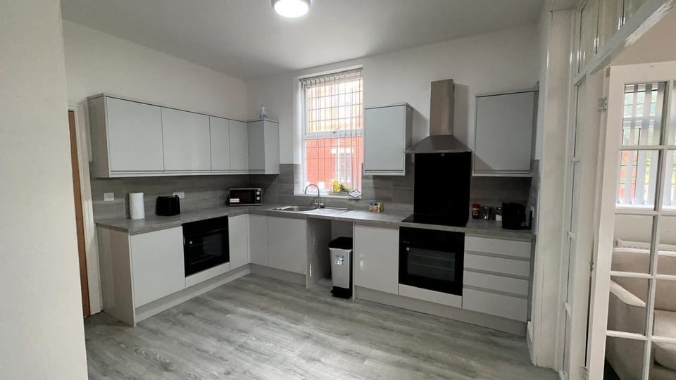 Shared fridge, microwave, toaster, eco-friendly cleaning products