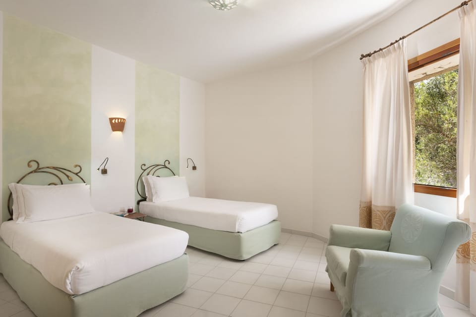 Senior Suite, Sea View | Minibar, in-room safe, desk, cribs (free)