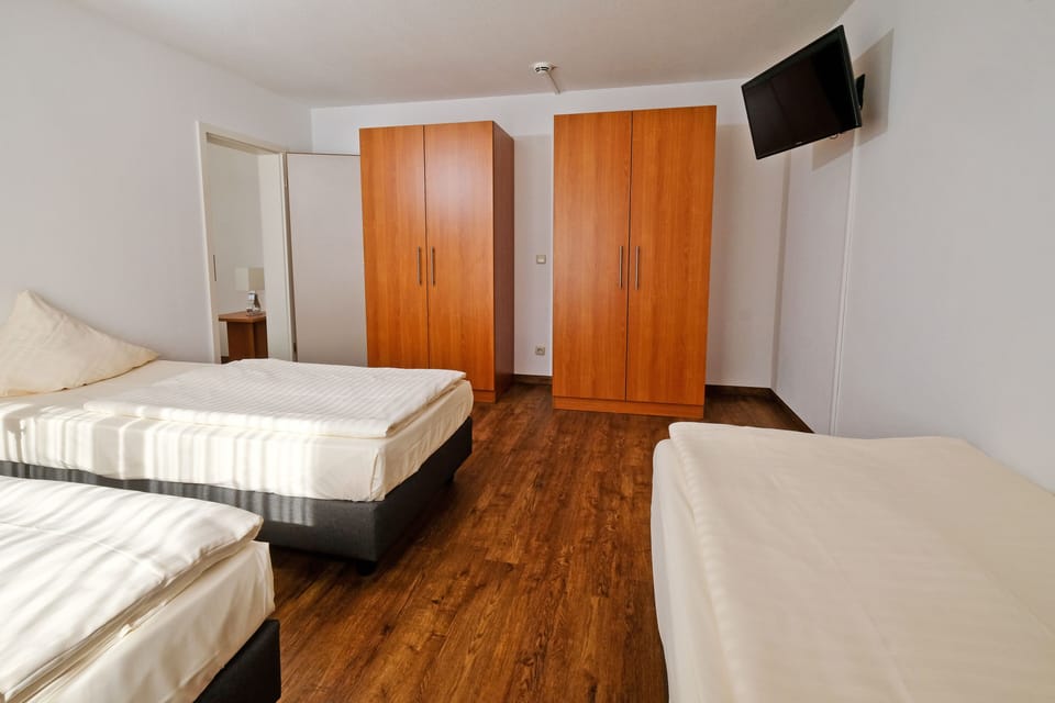5 bed room | Hypo-allergenic bedding available, desk, laptop workspace