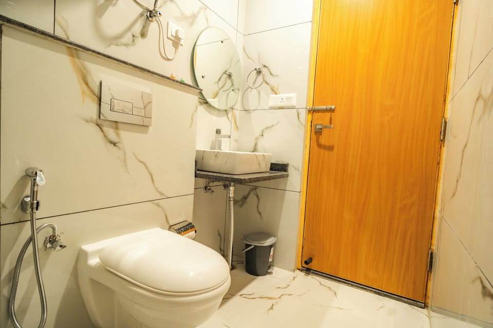 Deluxe Room | Bathroom | Shower, free toiletries, slippers, towels