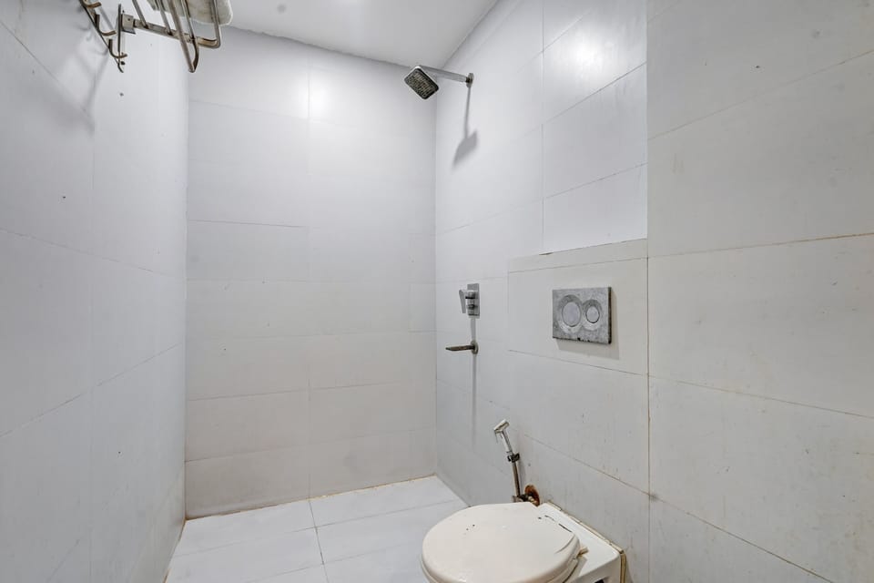 Basic Double Room | Bathroom | Combined shower/tub, free toiletries, towels, soap
