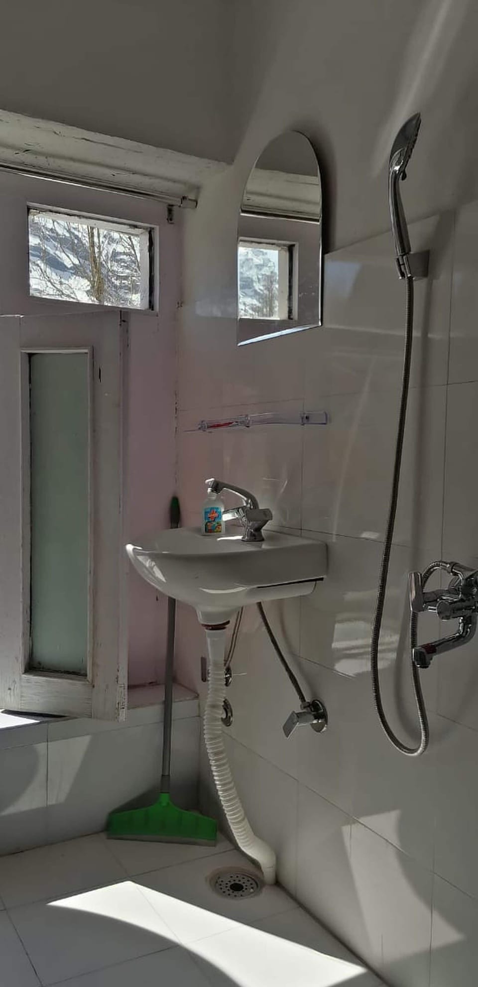 Slippers, soap, shampoo, toilet paper