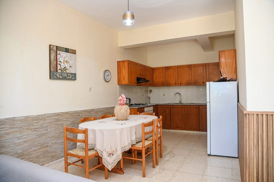 Room, 1 Bedroom, Smoking, Balcony | Dining room