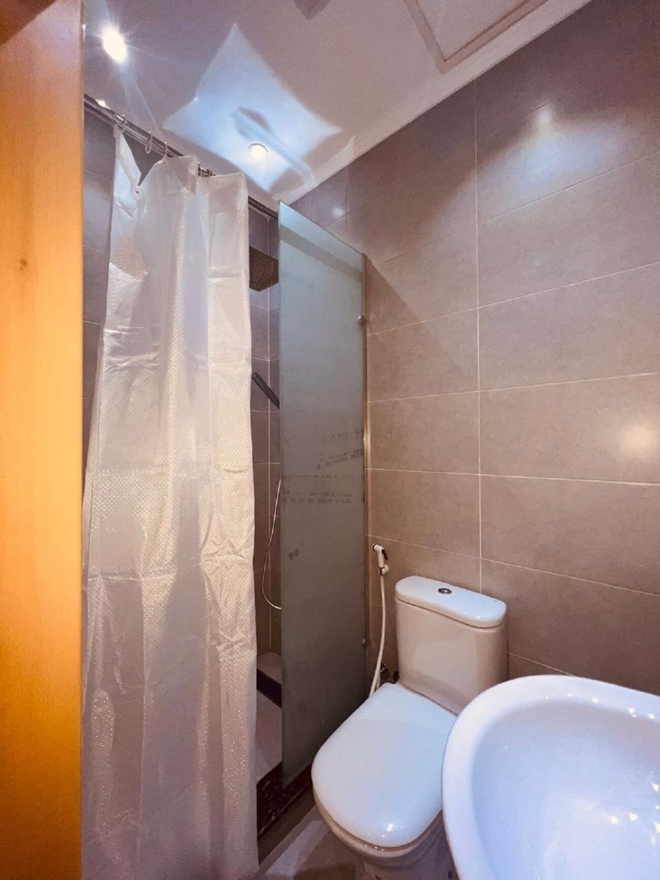 Basic Single Room, City View | Bathroom | Combined shower/tub, free toiletries, towels, soap
