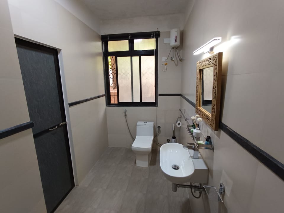 Basic Double Room, Garden View | Bathroom | Shower, hydromassage showerhead, free toiletries, towels