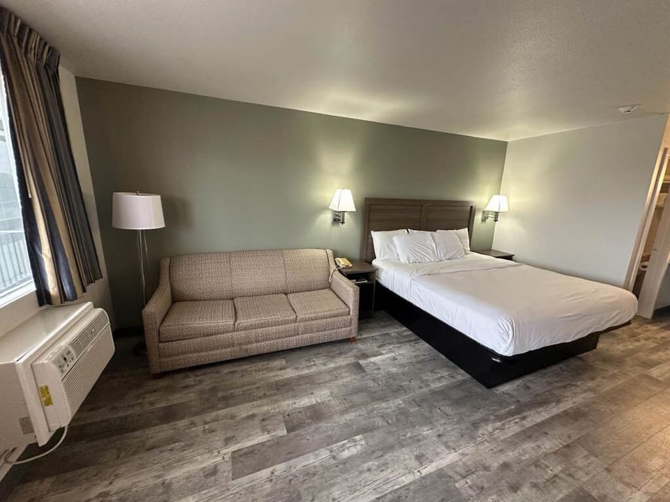 Standard Room, 1 King Bed with Sofa bed, Non Smoking | WiFi (free), alarm clocks, bed sheets
