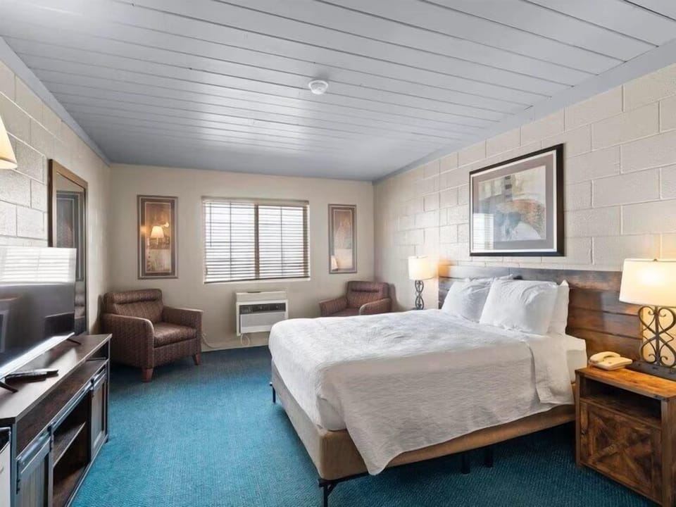 Deluxe Room | Desk, laptop workspace, blackout drapes, soundproofing