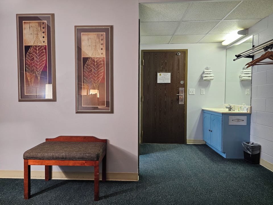 Deluxe Room | Desk, laptop workspace, blackout drapes, soundproofing