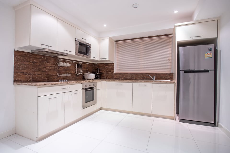 Exclusive Apartment, 2 Bedrooms, Balcony, Partial Sea View | Private kitchen