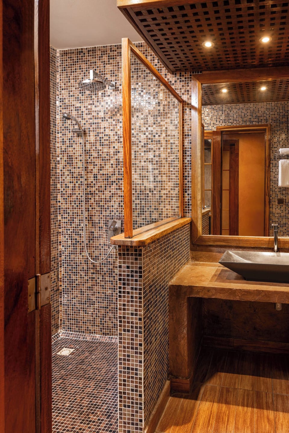 Family Room | Bathroom | Hair dryer, towels, soap, shampoo