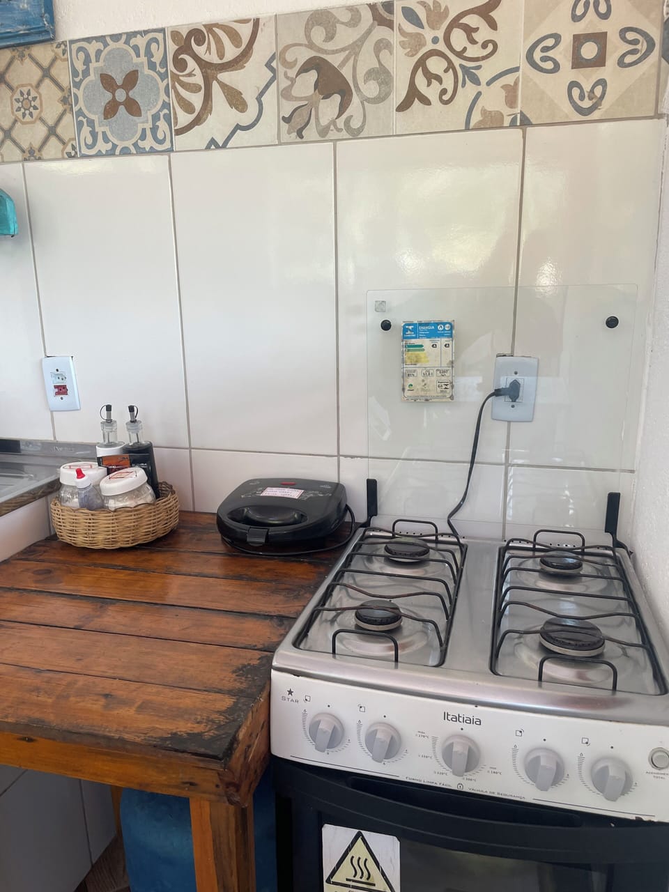 Mini-fridge, microwave, oven, stovetop