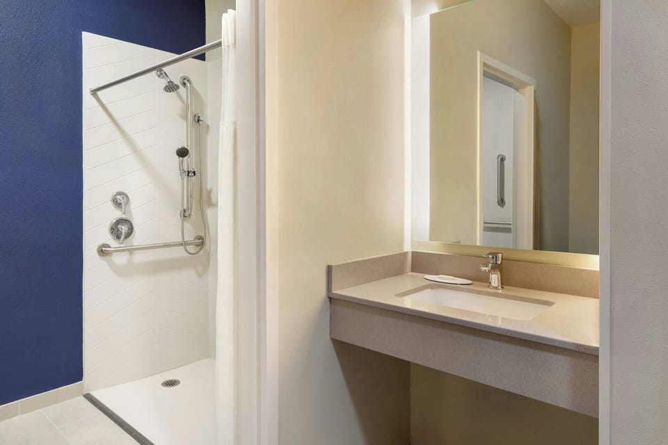 Combined shower/tub, free toiletries, hair dryer, towels