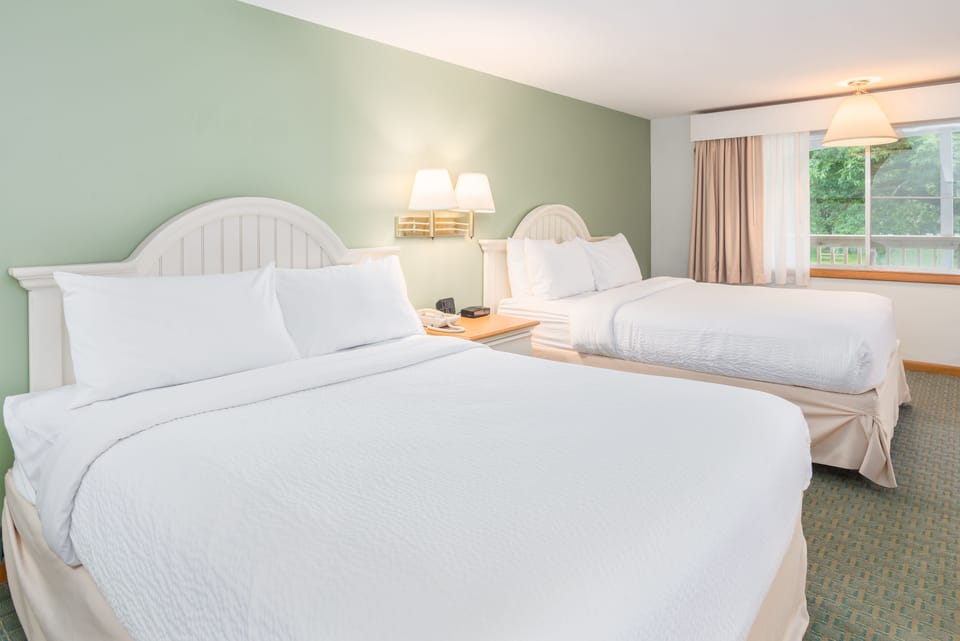 Laptop workspace, WiFi (free), bed sheets