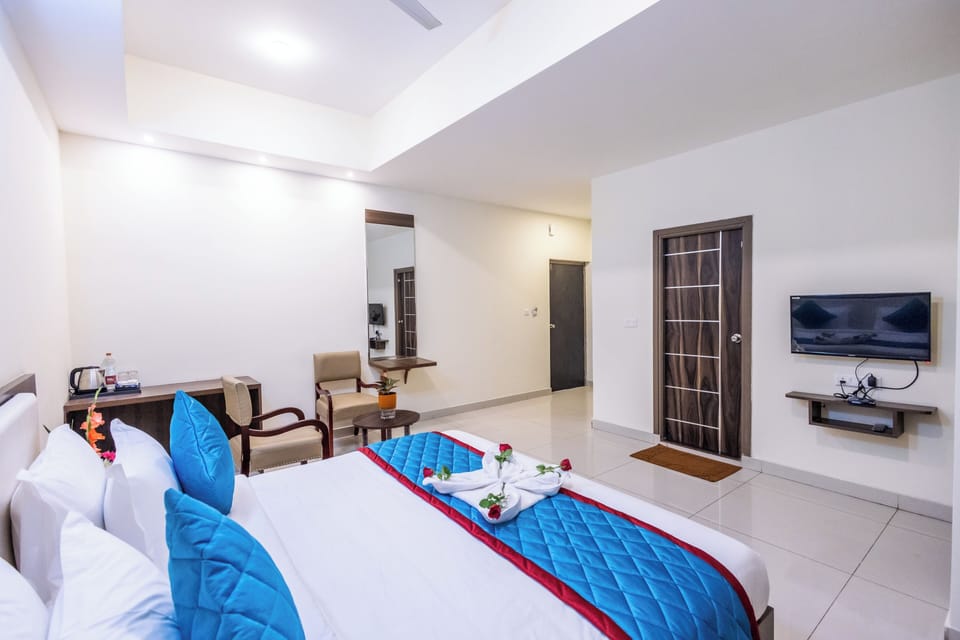 Deluxe Room | Desk, laptop workspace, soundproofing, rollaway beds