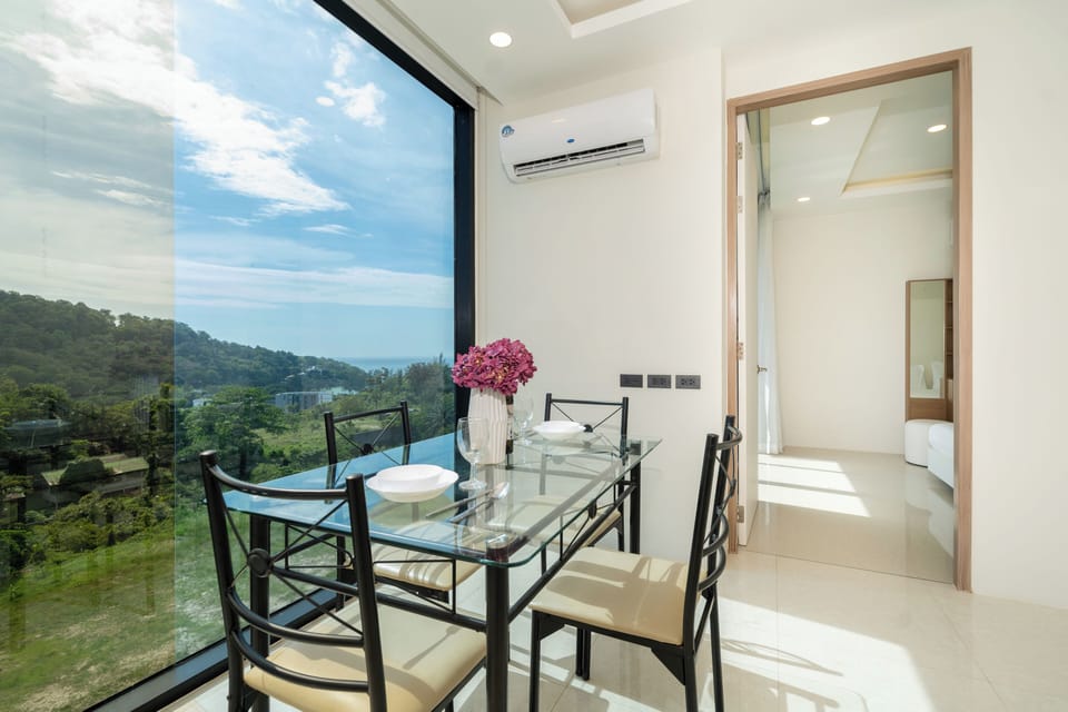 Exclusive Apartment, 1 Bedroom, Balcony, Hill View | In-room dining