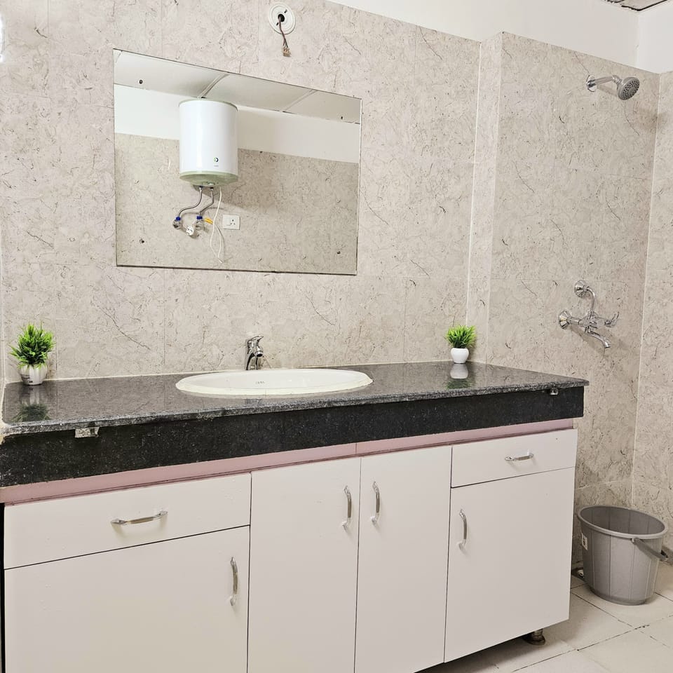 Superior Double Room | Bathroom | Shower, rainfall showerhead, towels, soap
