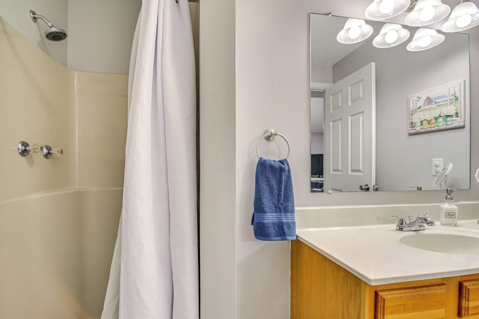 Resort Condo w/ Loft: 1 Mi to Attitash Mountain! Apartment in Bartlett