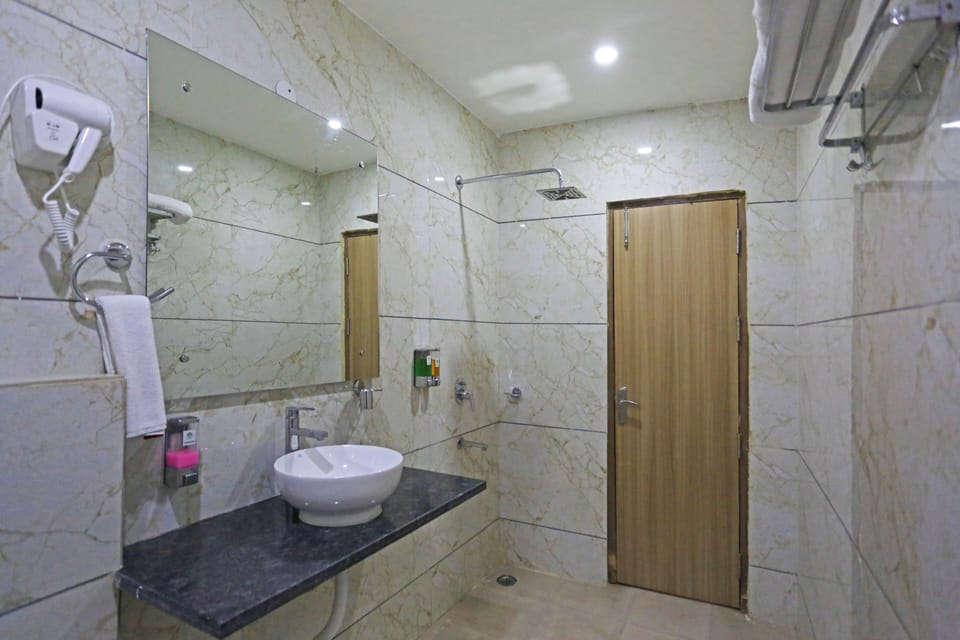 Superior Double Room | Bathroom | Shower, hydromassage showerhead, free toiletries, hair dryer