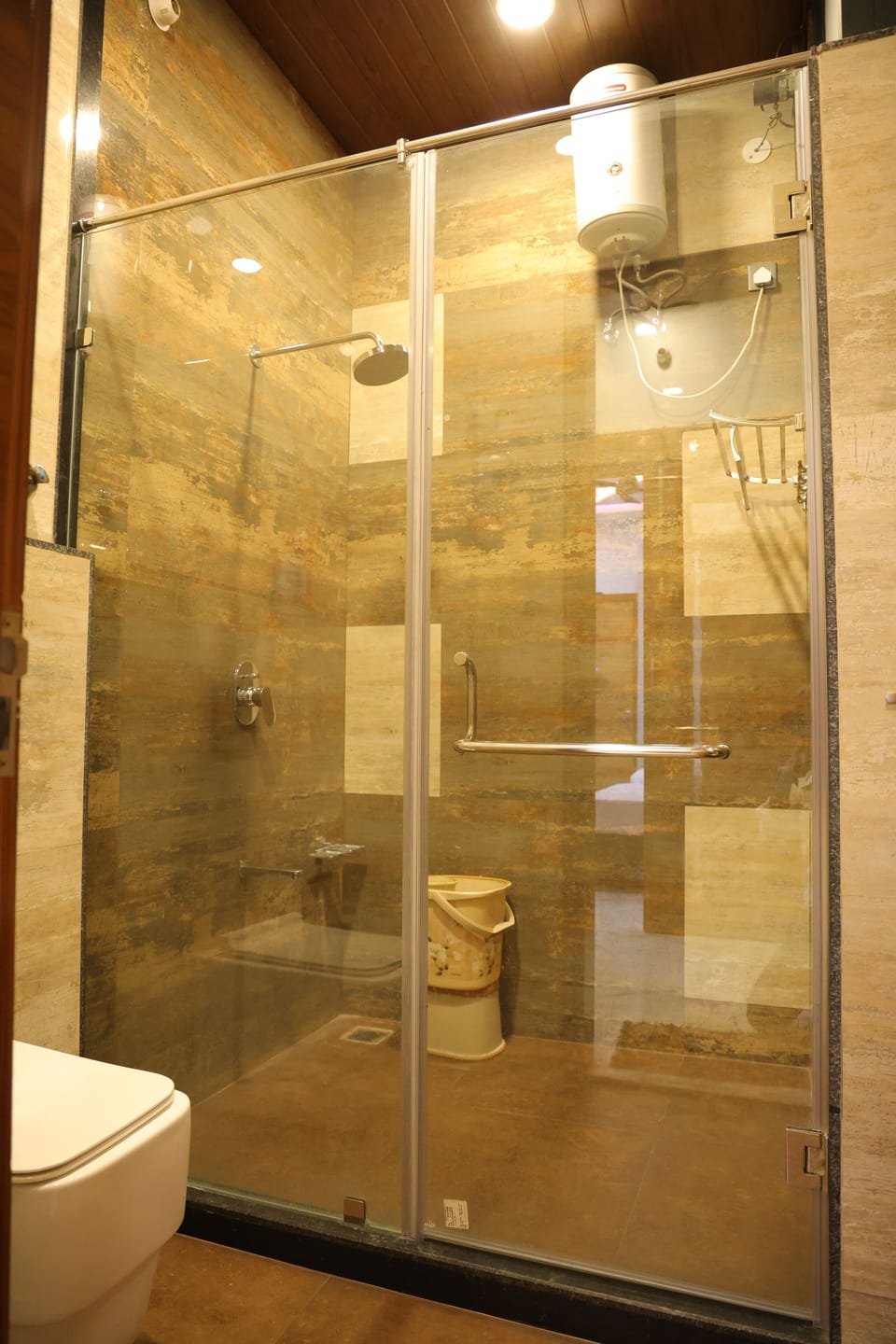 Shower, rainfall showerhead, free toiletries, hair dryer (on request)