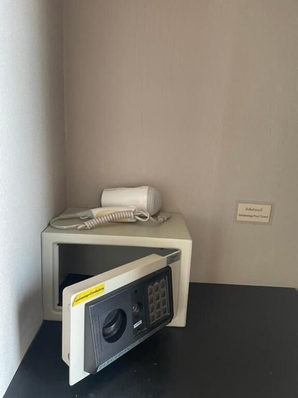 Desk, WiFi (free)