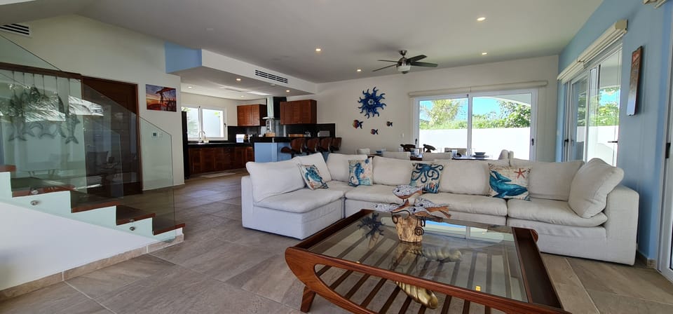 Family Villa, 4 Bedrooms, Private Pool | Living room