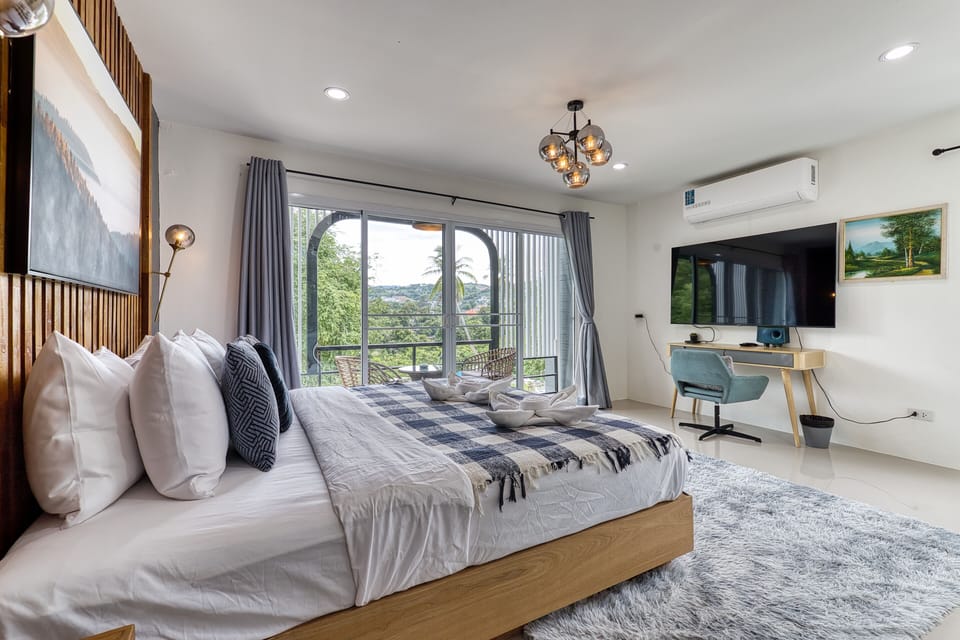 House, Garden View | Bathroom | Separate tub and shower, rainfall showerhead, free toiletries