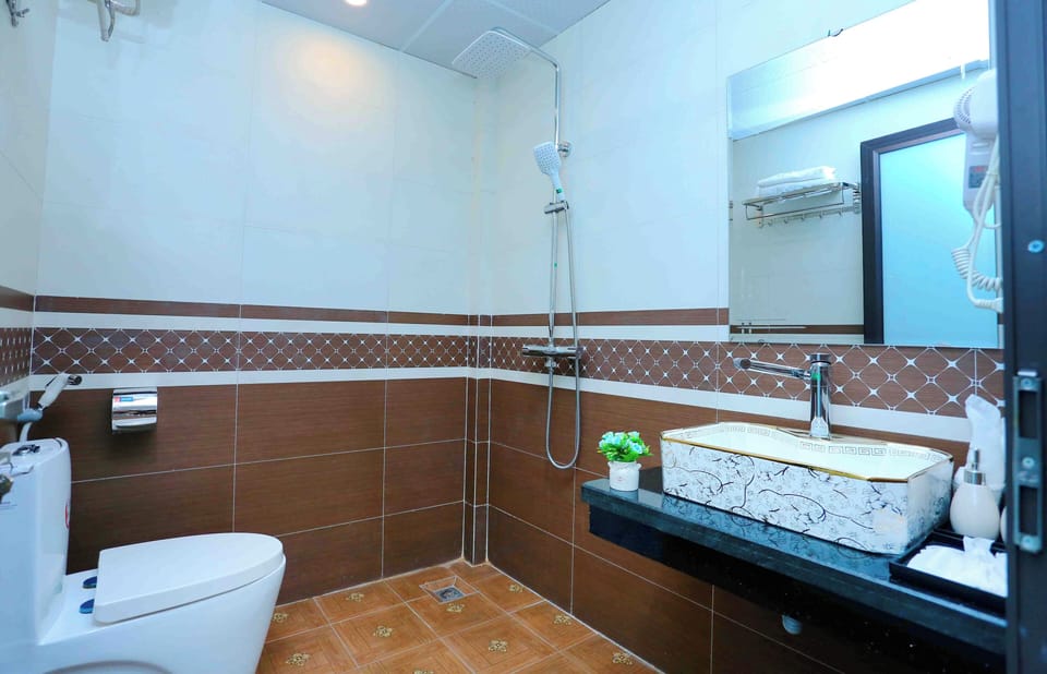 Family Triple Room | Bathroom | Shower, hair dryer, slippers, bidet